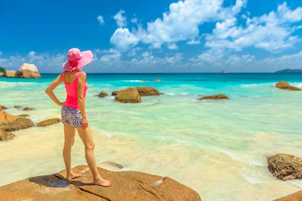 Turista em Anse Lazio Seychelles — Fotografia de Stock