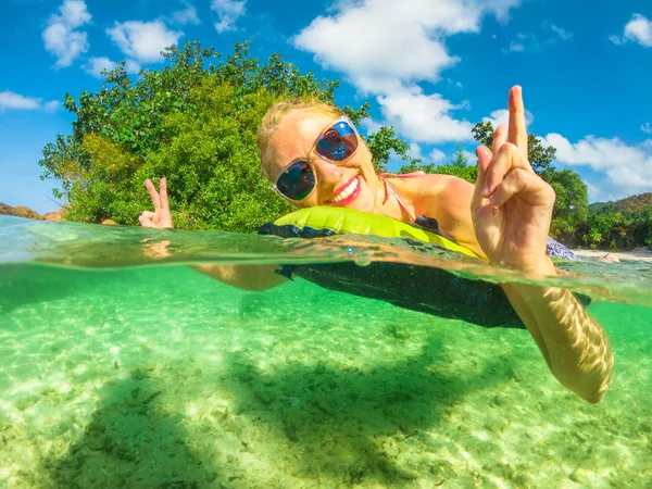 Praslin Seyşeller kadın yatak — Stok fotoğraf