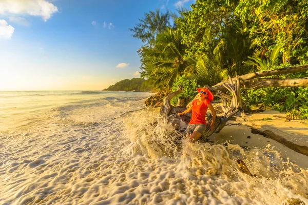 Mujer salpicando ola Seychelles — Foto de Stock