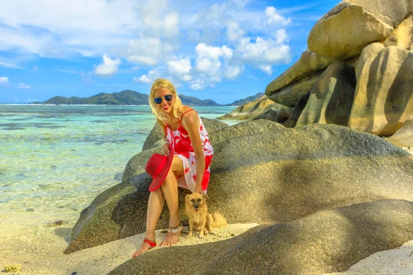 Turista em Anse Fonte dArgent — Fotografia de Stock