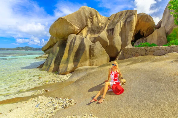 Mujer turista en Seychelles — Foto de Stock