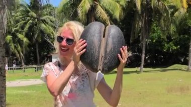 Coco de mer ile kadın