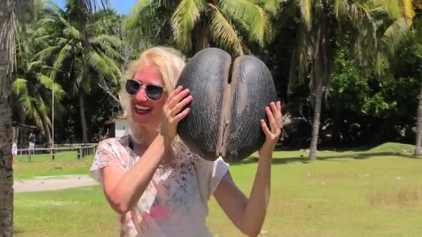 Woman with coco de mer — Stock Video