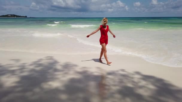 Praslin seychellen model walking — Stockvideo