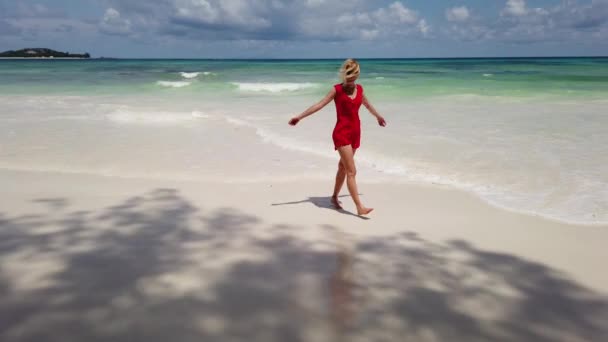 Praslin Seychelles model walking — Stock video