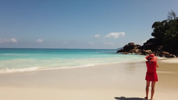 Anse Georgette Praslin vrouw fotograaf — Stockvideo