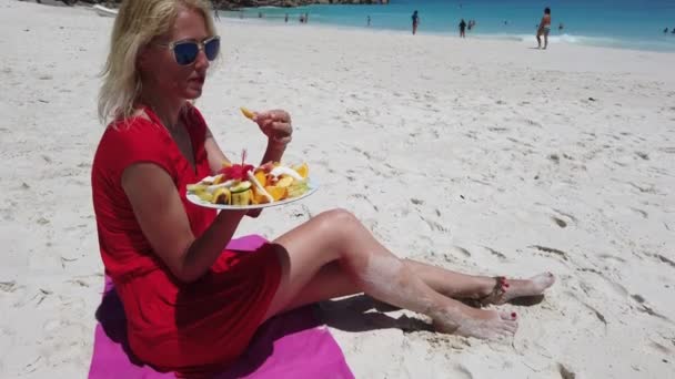 Woman eats tropical fruit — Stok video