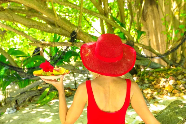 Wanita dengan piring buah tropis — Stok Foto
