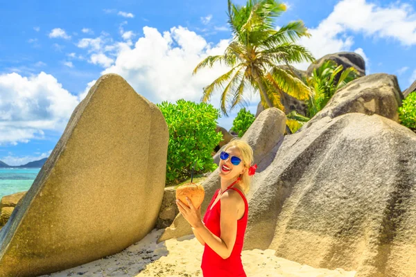 Mujer en Anse Source dArgent — Foto de Stock