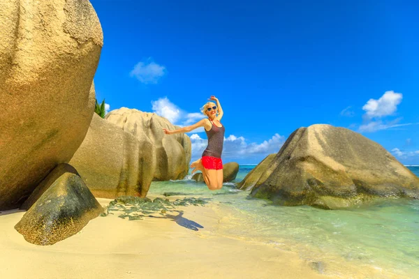 Seychelles mujer saltando — Foto de Stock