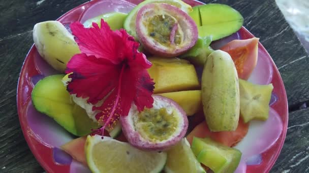Donna con frutta tropicale — Video Stock