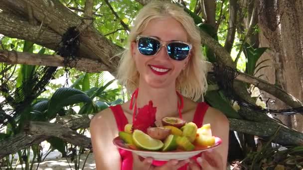 Vrouw met tropisch fruit — Stockvideo