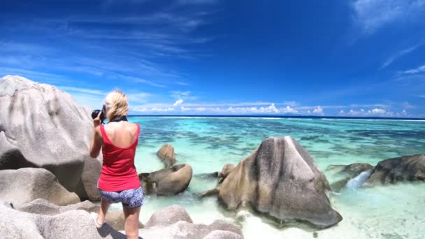 Woman photographer at Seychelles — Stock Video