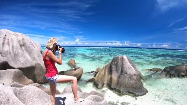 Summer photographer in La Digue — Stock Video