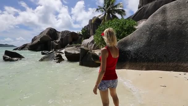 Mujer en Anse Source dArgent — Vídeos de Stock