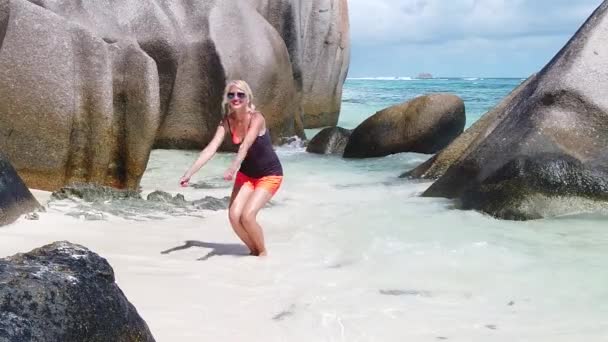 Mulher pulando em Seychelles — Vídeo de Stock