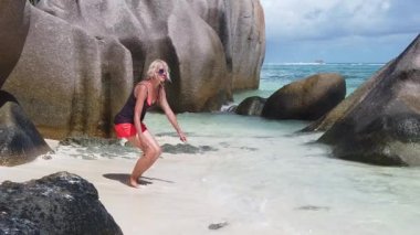 Seyşeller zıplayan kadın