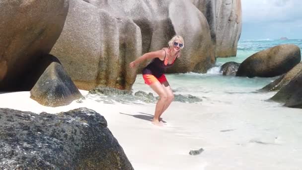 Seychelles mujer saltando en movimiento lento — Vídeo de stock