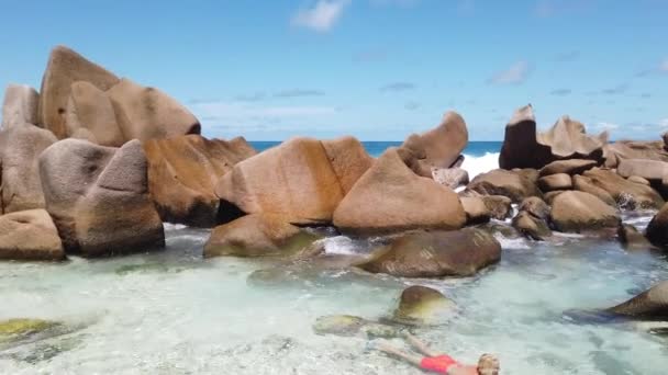 Formações rochosas em Anse Marron — Vídeo de Stock