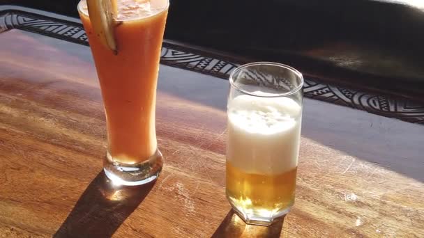 Seychellen tropische cocktail en bier — Stockvideo