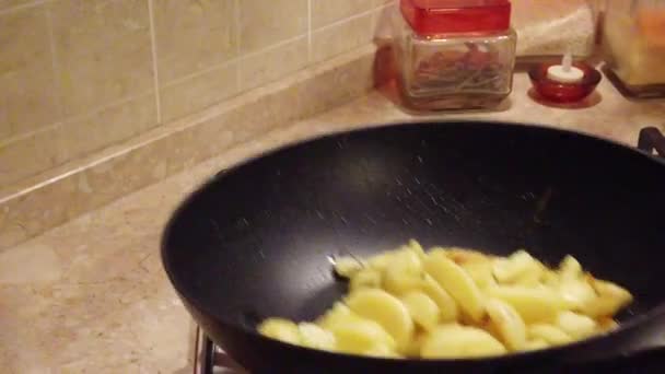 Pommes mit heißem Öl umrühren — Stockvideo