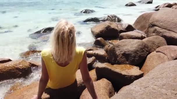 Mulher em Praslin Seychelles — Vídeo de Stock