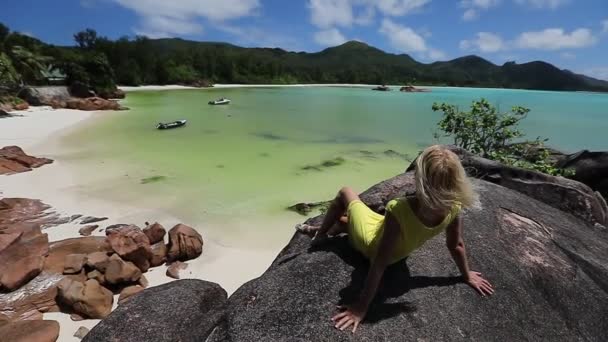 Turista nő a Cote Dor — Stock videók