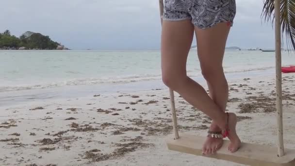Frauenbeine auf Baumschaukel — Stockvideo