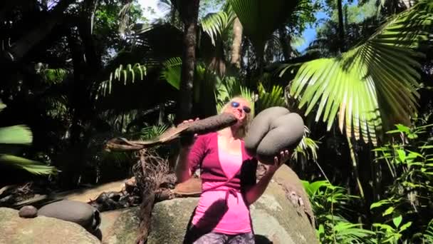 Fun з Коко де мер кокоси — стокове відео