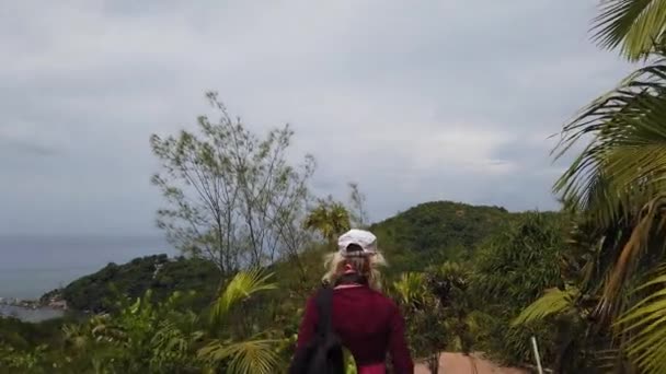 Praslin vrouw trekking — Stockvideo