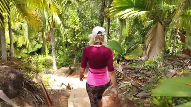 Coco de Mer palmier trekking fille — Video