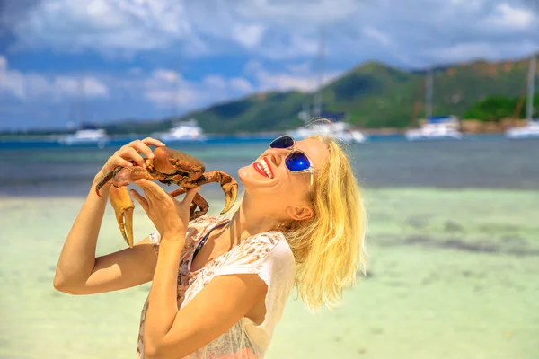 Wanita dengan Ghost Crab — Stok Foto