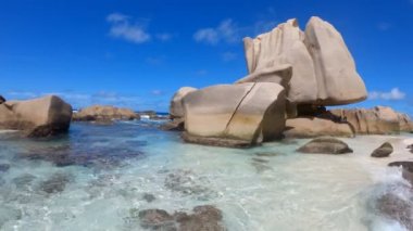 Anse Marron doğal havuzunda yürüyen kadın