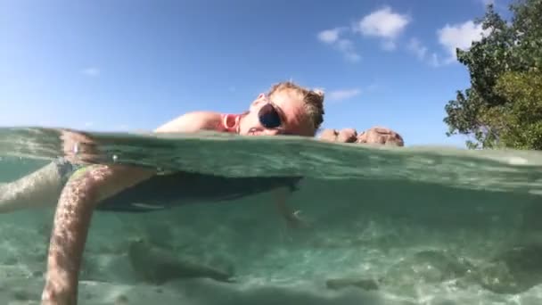 Praslin Seychellen vrouw bodyboarden — Stockvideo