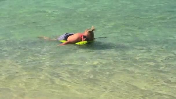 Bain de soleil aux Seychelles Praslin dans la mer — Video