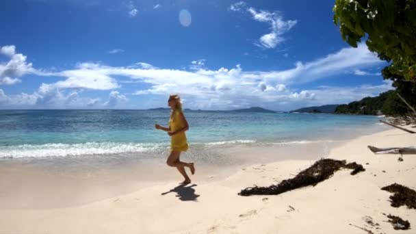 Женщина, бегущая по тропическим Сейшелам — стоковое видео
