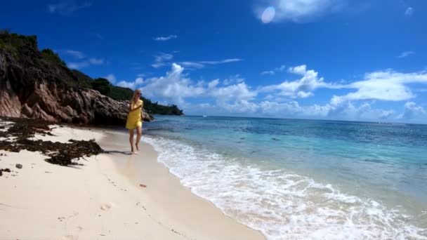 Frau läuft in Zeitlupe auf Seychellen zu