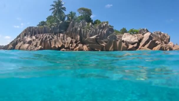 Isla de San Pedro Seychelles vista dividida — Vídeos de Stock