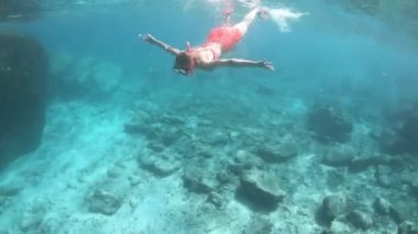 St Pierre Adası 'nda Şnorkelle kız