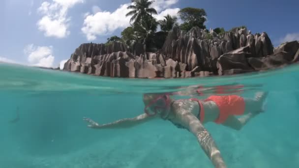 在塞舌尔, 浮潜的女孩分裂的看法 — 图库视频影像