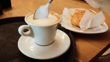 kaşık karıştırma cappuccino