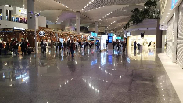 Торговцы в аэропорту Стамбула — стоковое фото