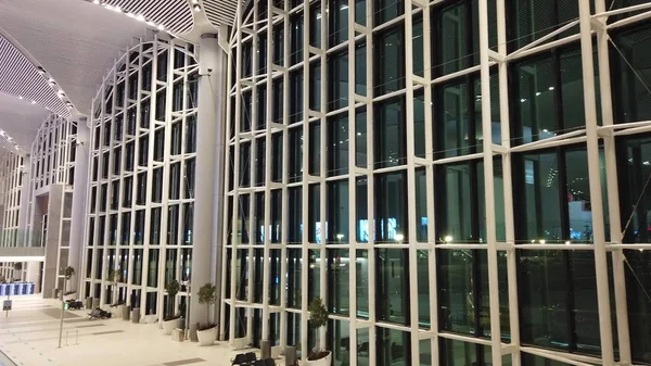 Neue Fenster in der Halle des internationalen Flughafens Istanbul — Stockfoto
