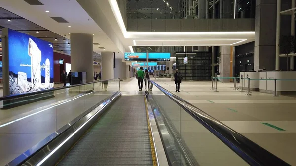 Aéroport d'Istanbul escaliers roulants droits — Photo
