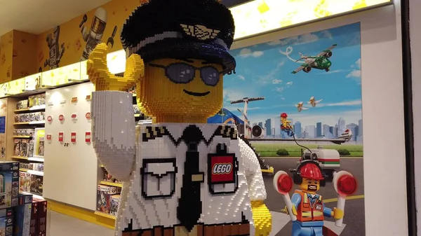 Figura piloto de ladrillos lego en el aeropuerto de Estambul — Foto de Stock