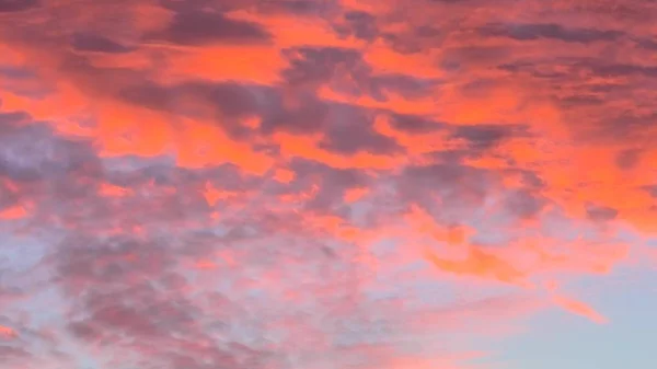 Sonnenuntergang mit rotem Feuer — Stockfoto