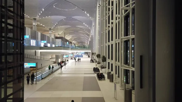 Neue internationale Flughafen-Transferhalle in Istanbul — Stockfoto