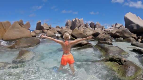 Naturschwimmbecken am Strand von anse marron — Stockvideo