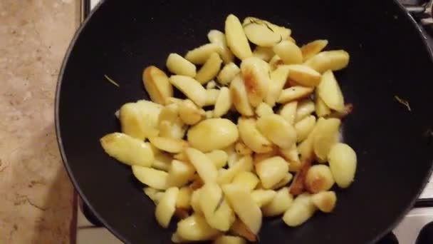 Batatas fritas mexendo com óleo quente — Vídeo de Stock