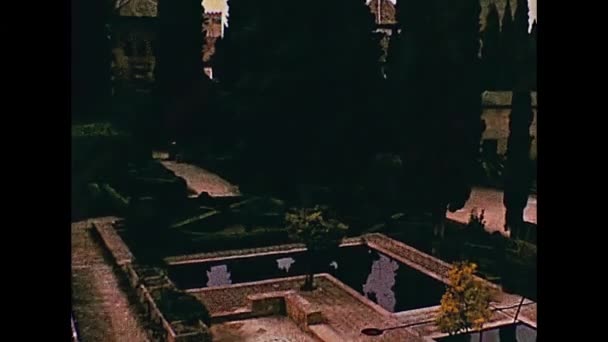 Widok na ogrody w pałacu Alhambra — Wideo stockowe